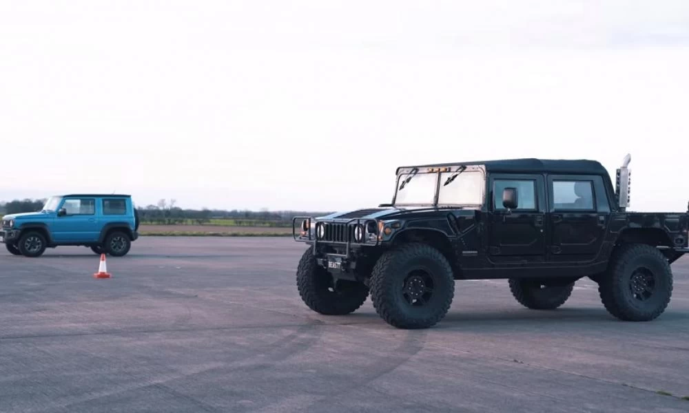 Λιλιπούτειο Suzuki Jimny αντιμέτωπο με θηριώδες Hummer H1 (βίντεο)